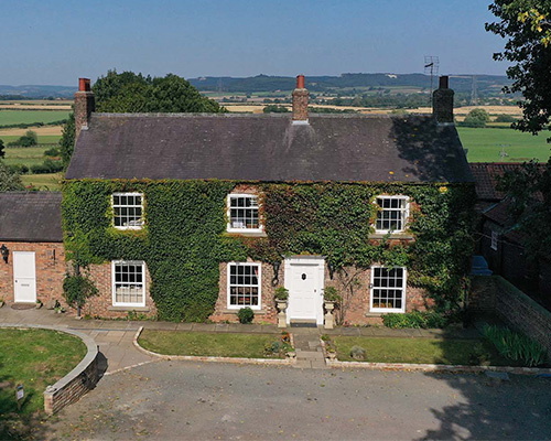 Franklands is a traditional community pub has it all; Pool, Darts, Jukebox, weekly Quiz, regular Disco Karaoke and Live Music plus a gorgeous surprise out back